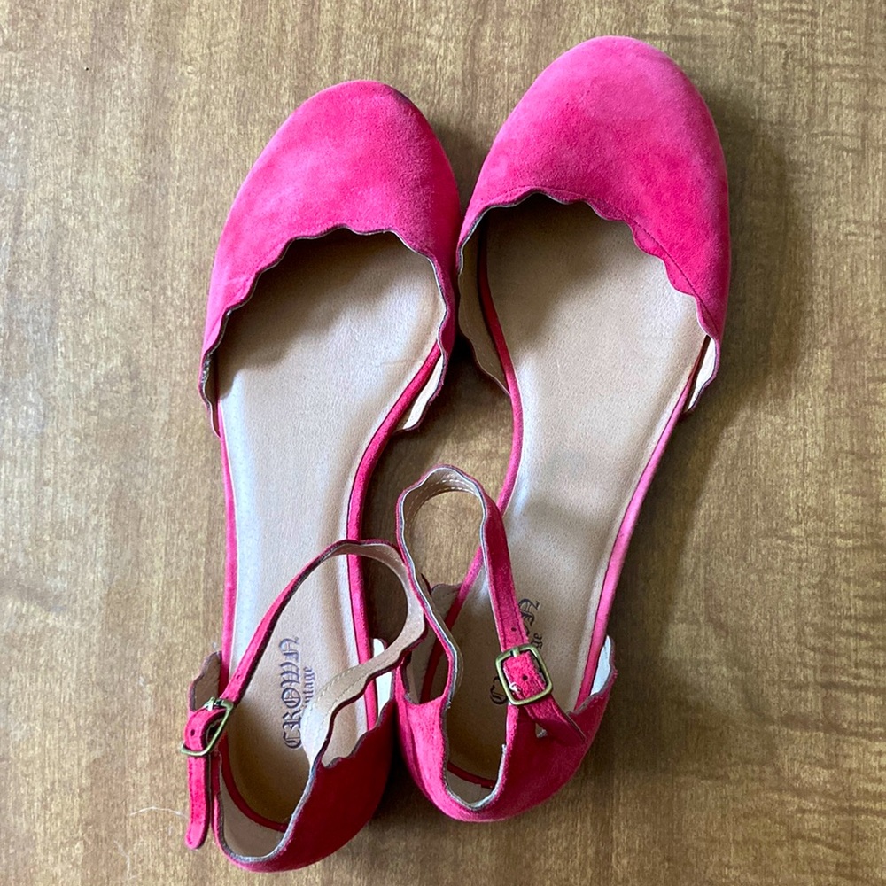 Red Crown Vintage Scallop Flats